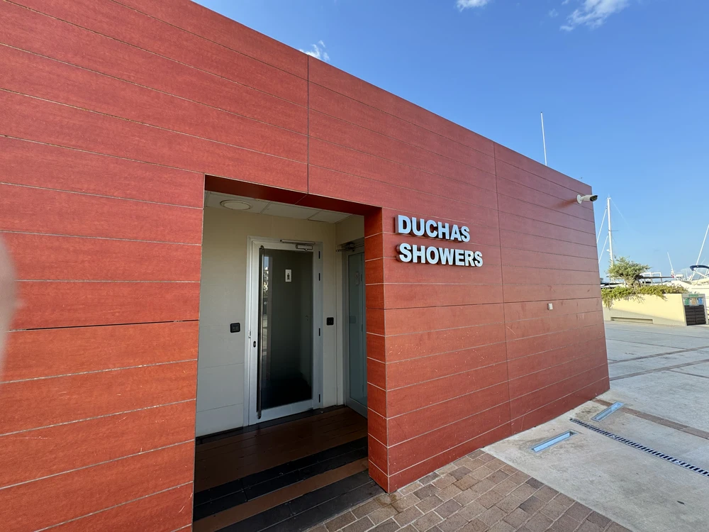 Sanitären Anlagen des Hafens | Armband-Key nicht vergessen!