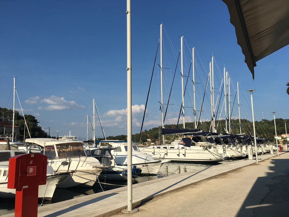 Die "Promenade" von Rogac mit der Charterflotte