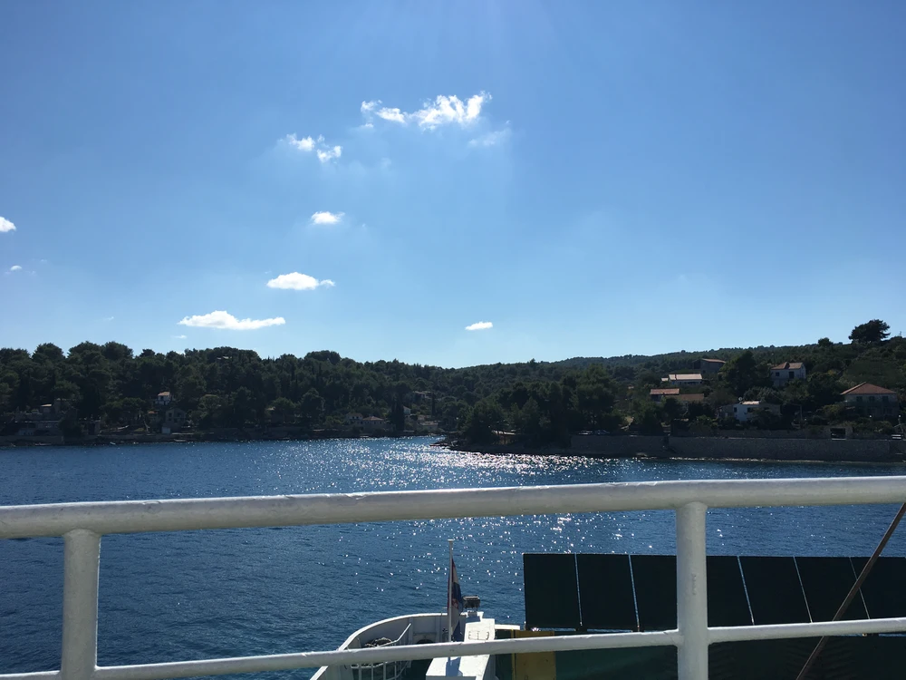 Blick aus der Ferne von einer Fähre