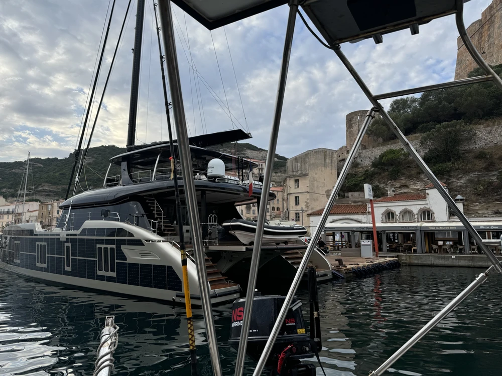 Vor der Tankstelle von Bonifacio. Sie ist ab 09 Uhr täglich geöffnet.