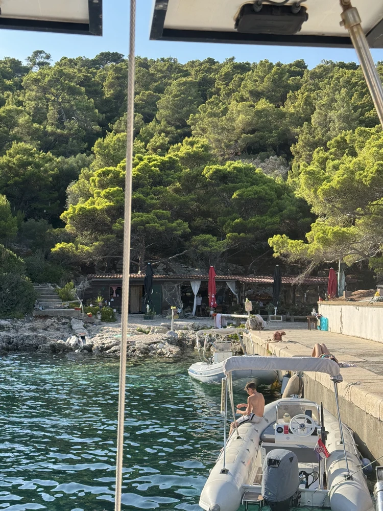 An der Mole ist Platz für zwei Schiffe mittlerer Größe. Ein weitere Schiff kann über zwei robuste Moorings beim Kreso festmachen.