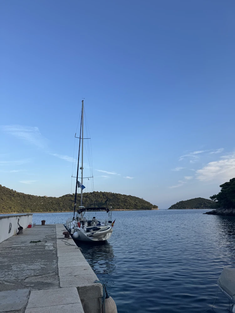 Friedlicher liegt man nicht. Außer bei Jugo, dann ungemütlich. Bei Bora schützt die Mole ausreichend.