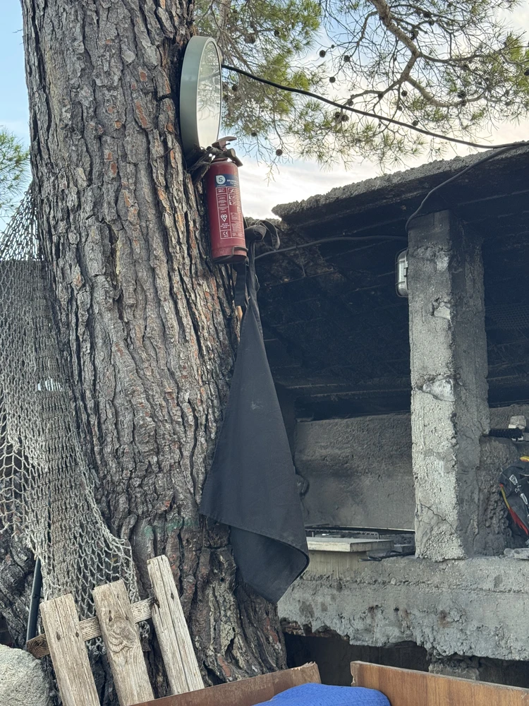 Der Arbeitsplatz von Kreso: Traditionelle Zubereitung von Gerichten.