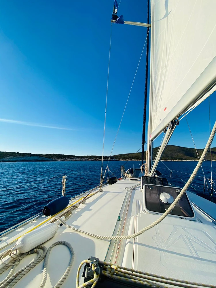 Unter Segel mit Ziel vor Augen.
