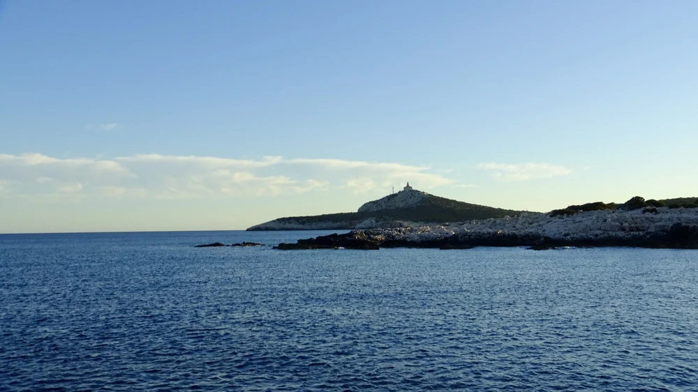 Wer es ruhig mag - und gerne ankert - sollte Susac einen Besuch abstatten.