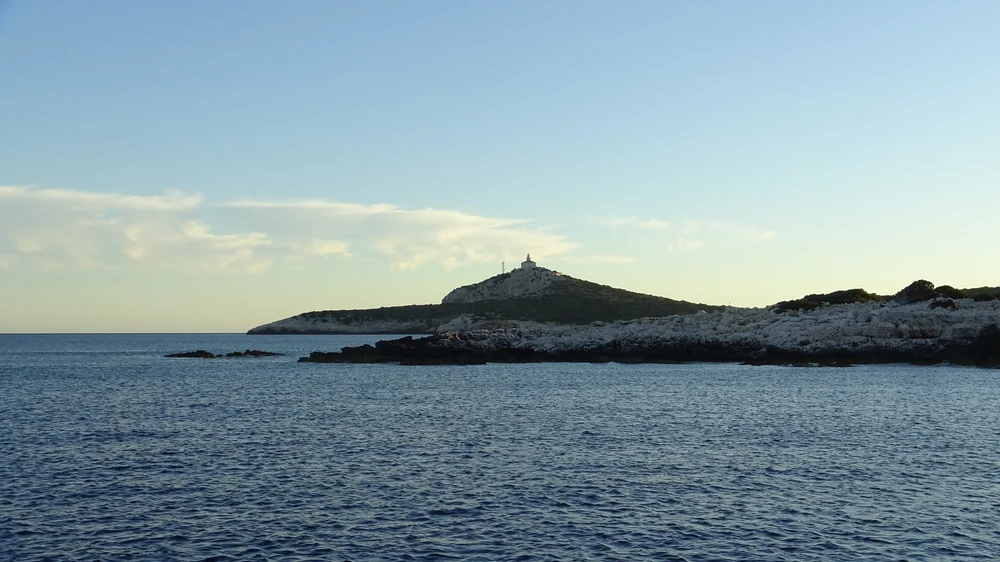 Mit etwas Abstand zum Leuchtturm findet man geeigneten Ankergrund.