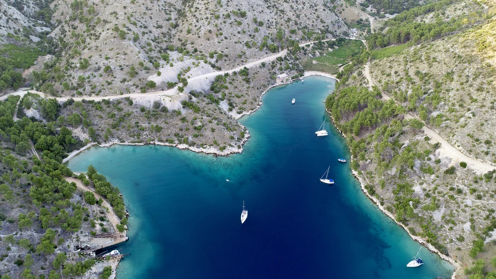 Der Ankergrund ist stellenweise etwas tief, aber sandig.
