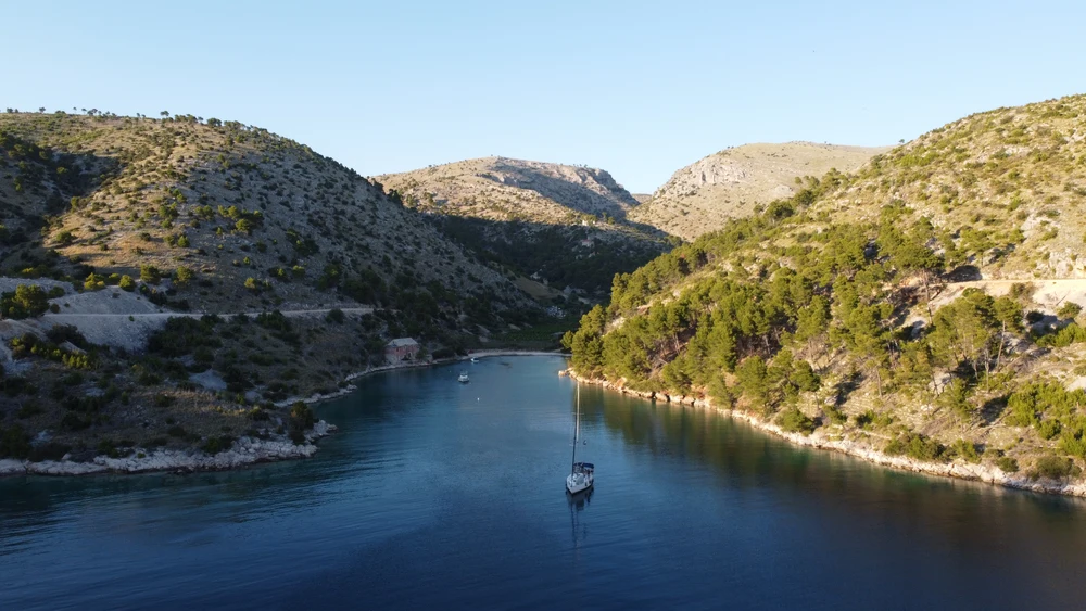 Die Bucht bietet guten Schutz vor Bora. Bei Jugo lagen wir hier nie.
