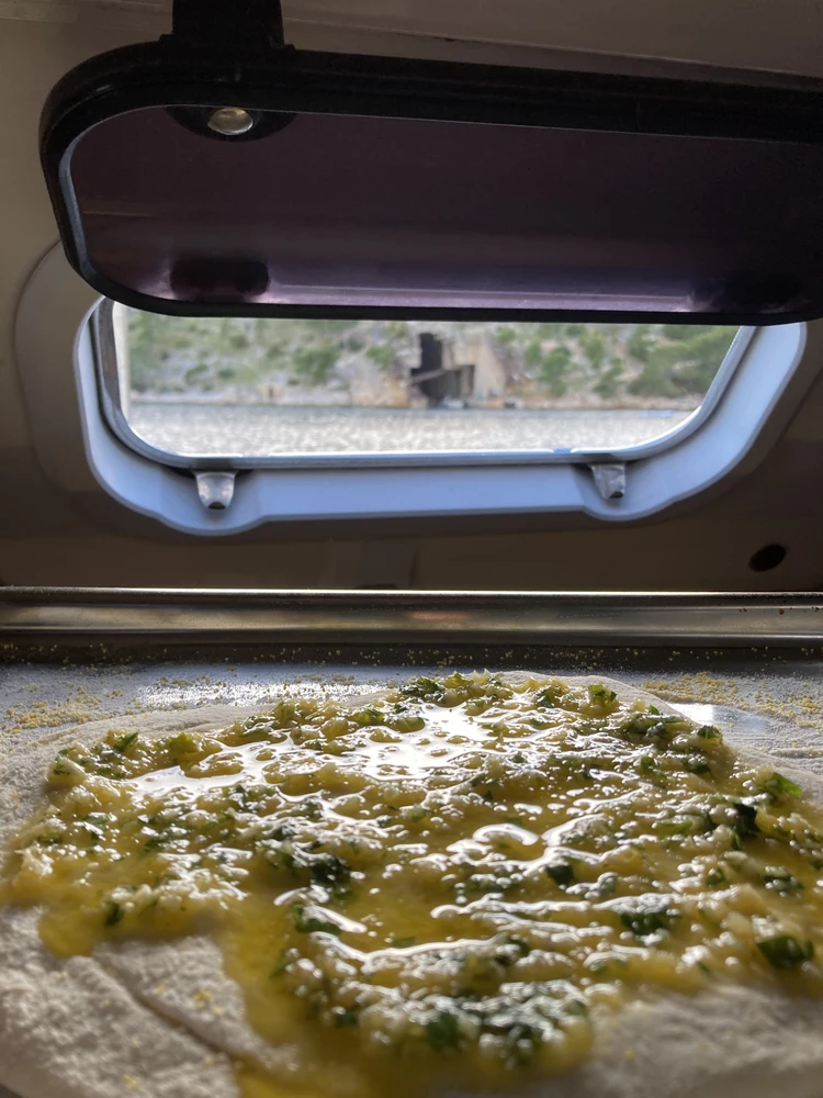 Blick aus der Kombüse - Pizzabrot mit Knoblauch...