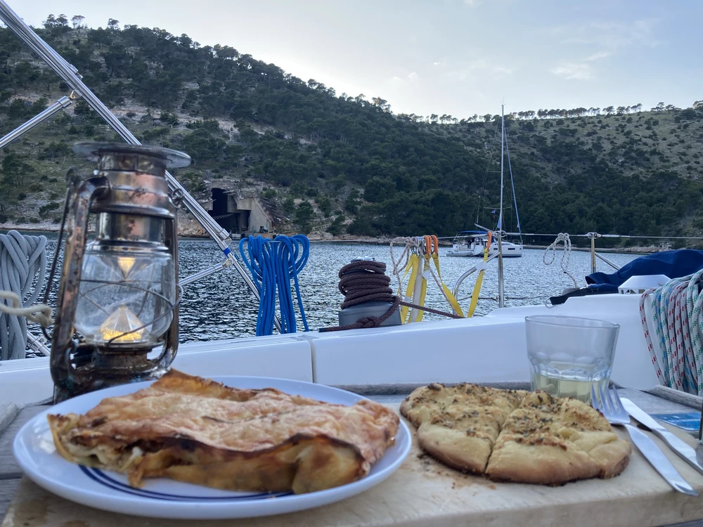 ...am gedecktem Tisch mit Lasagne.