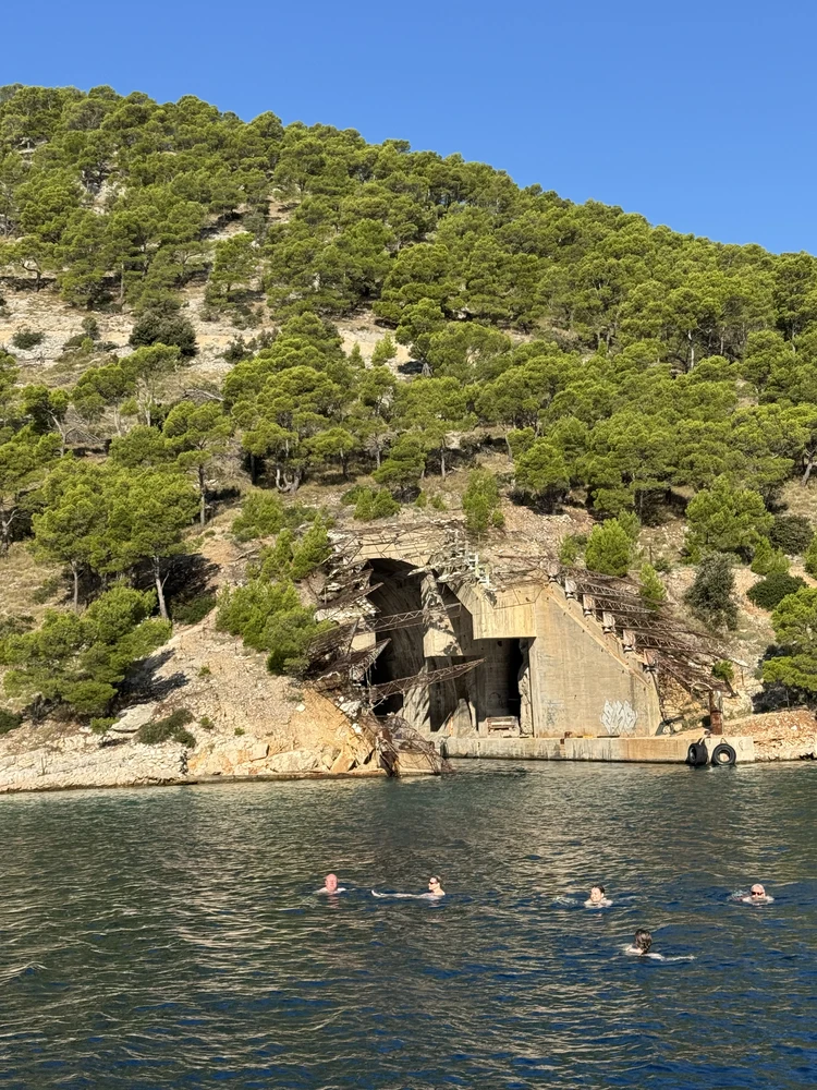 Badepause vor einem alten Bunker.