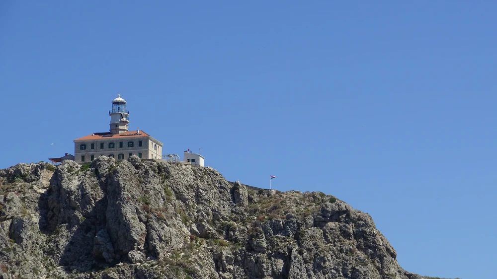Die Leuchtturminsel Palagruza bei schönem Wetter.