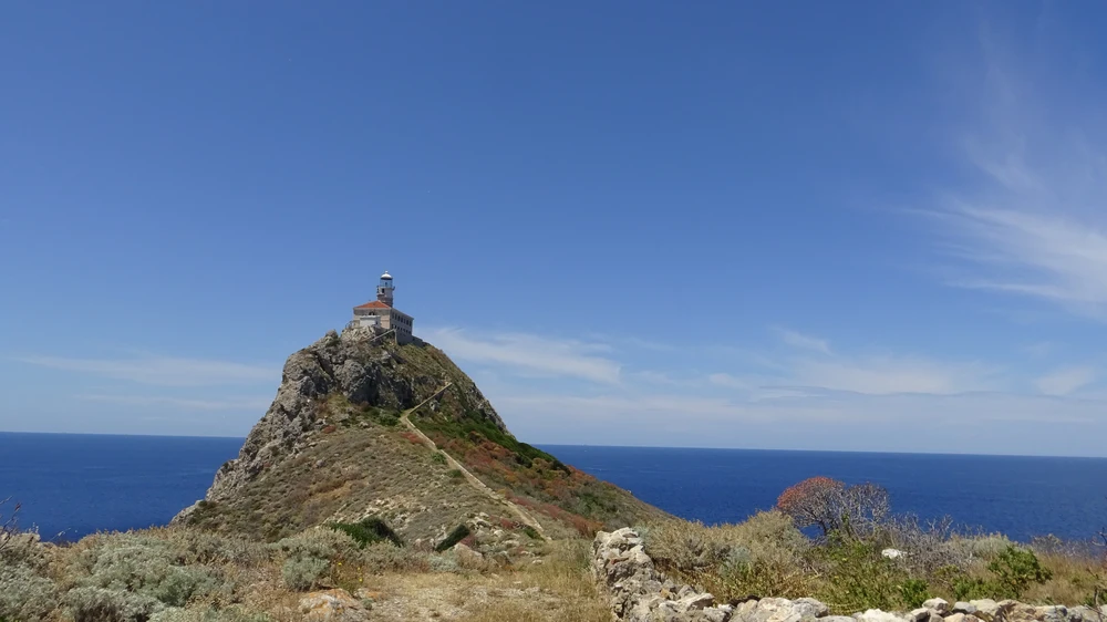 Der Leuchtturm am höchsten Bereich der kleinen Insel.