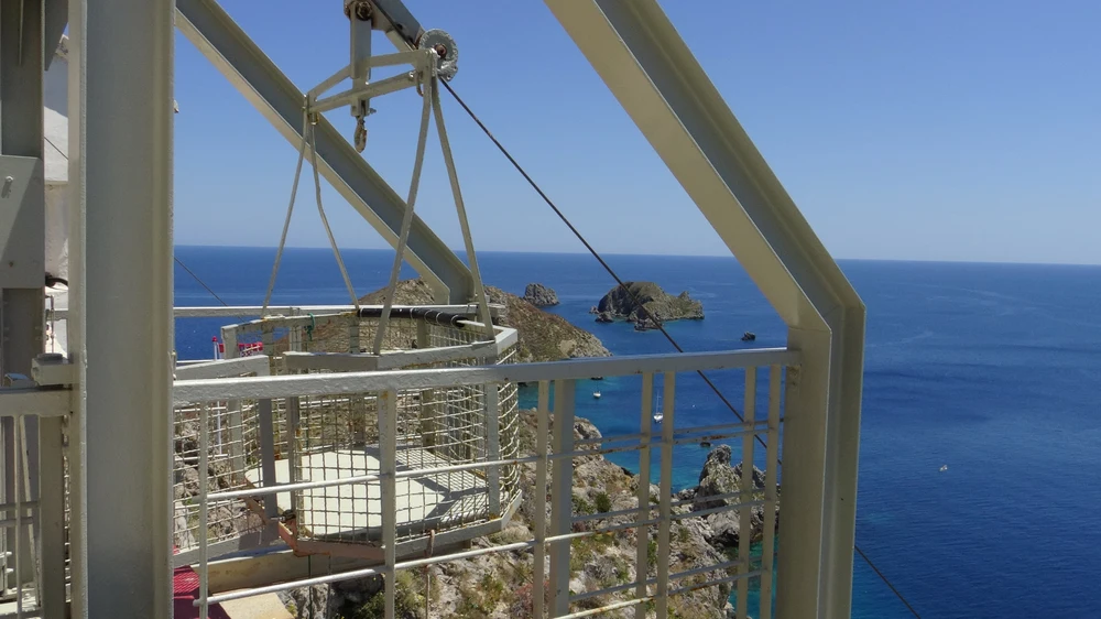 Ein Lastenaufzug bringt einmal wöchentlich Lebensmittel vorbei.