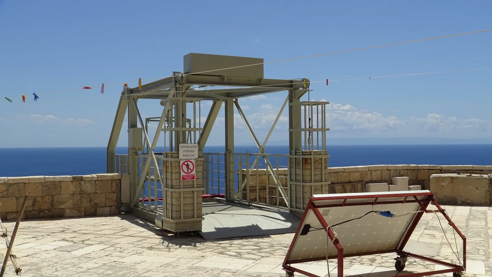 Eine Seilbahn versorgt wöchentlich die Insel. Besucher landen am Strand an.