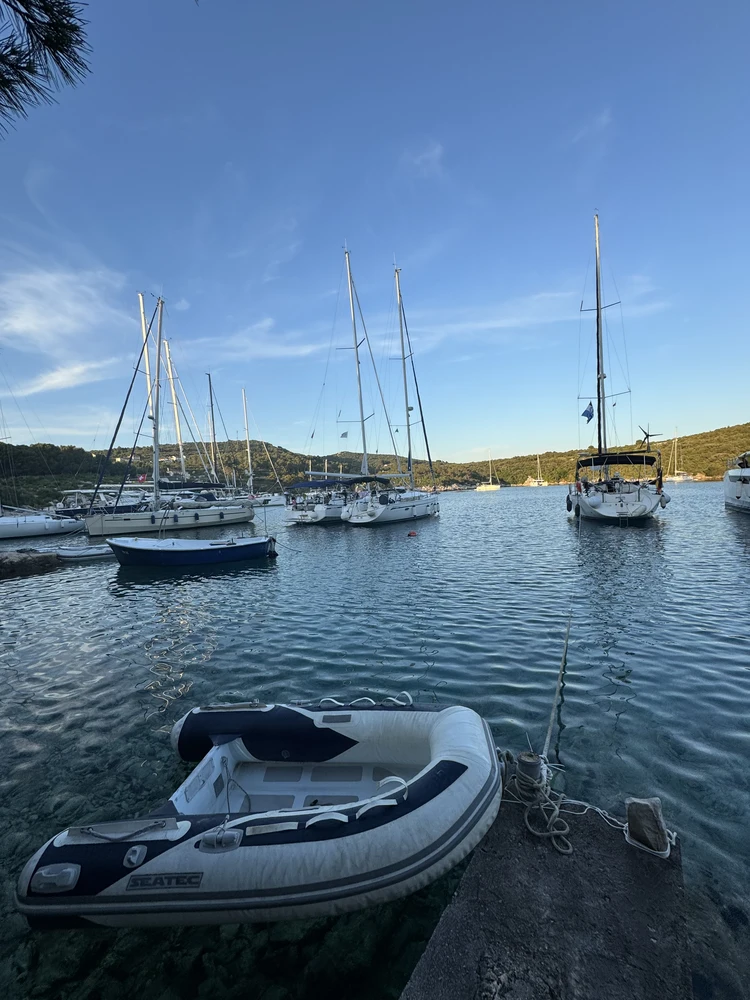 Reservieren Sie am Besten über die die Homepage der Konoba.