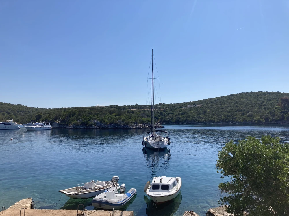 Man darf bis zum späten Mittag verweilen - um zum Beispiel zu Fuß nach Maslinica zu gehen.