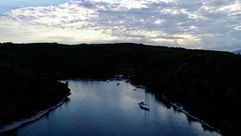 An diesem Tag spielte die Wetterlage nur bedingt mit. Die See war in der Bucht friedvoll.