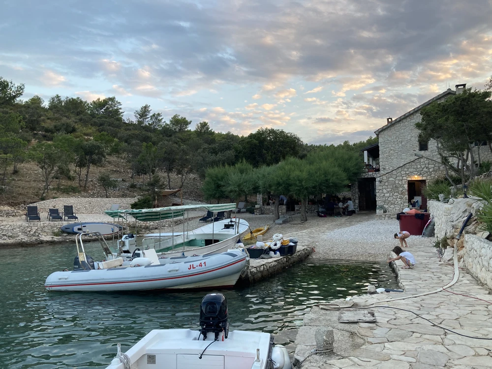 Anleger bei Scedro - Konoba.