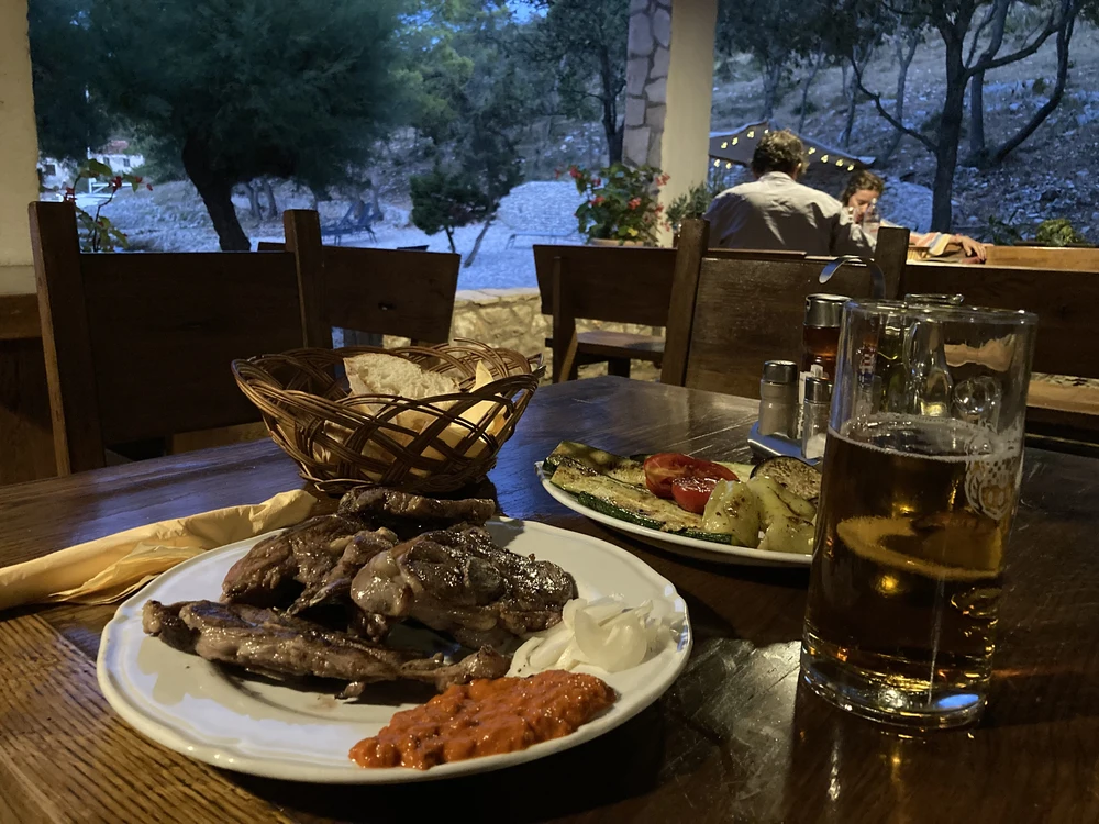 Das Essen ist dort in Ordnung. Das Personal freundlich.