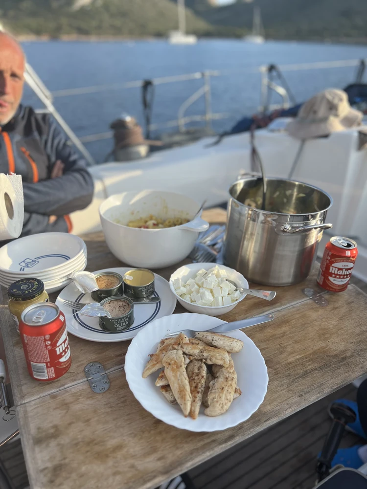 Abendessen in einer paradiesischen Bucht im Cockpit unserer Polaris.