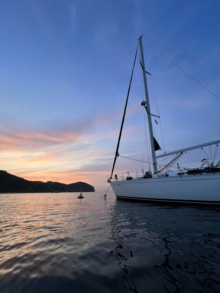 Sehr friedliche Bucht. Die Bojen neigen bei Windstille dazu, nachts anzuklopfen.