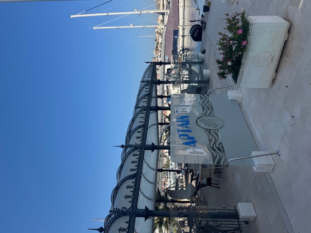 Eine Bar der Marina. Name: "Captain Club"