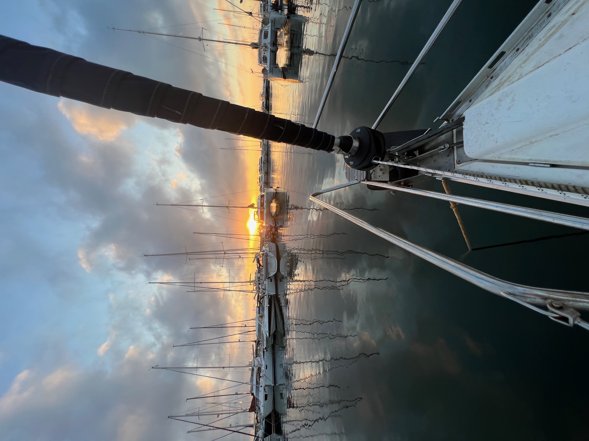 Blick vom Bugkorb in den Sonnenuntergang.